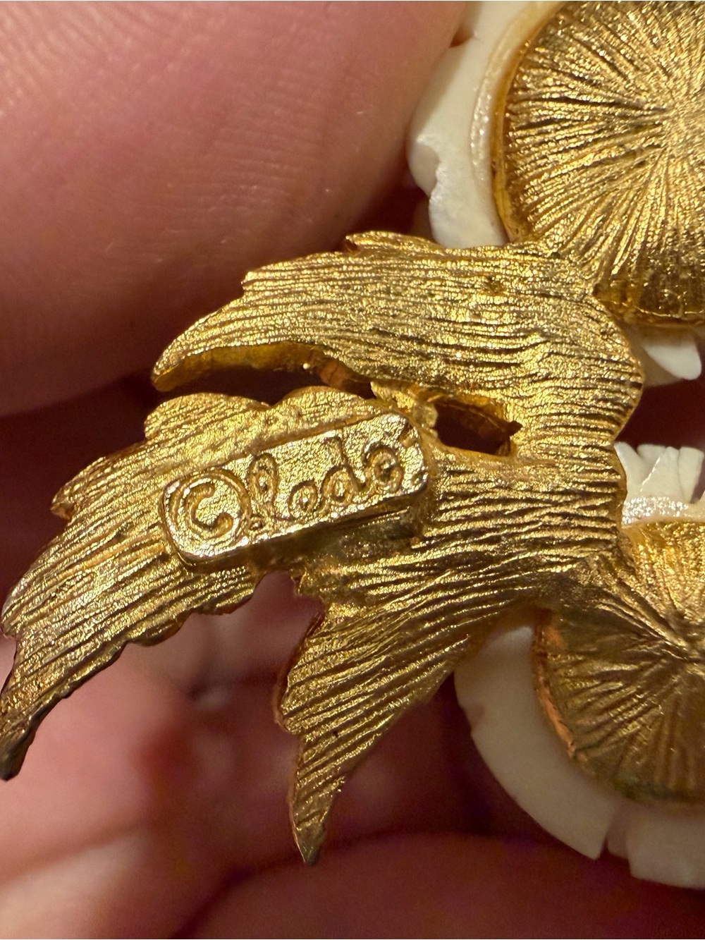 Ivory Rose Bouquet Brooch with Gold Leaves - Ledo - Picture 4 of 4